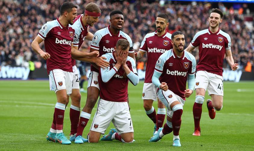 凌晨4点：欧冠19亿欧元对决，利物浦19人战国米，萨拉赫被弃！