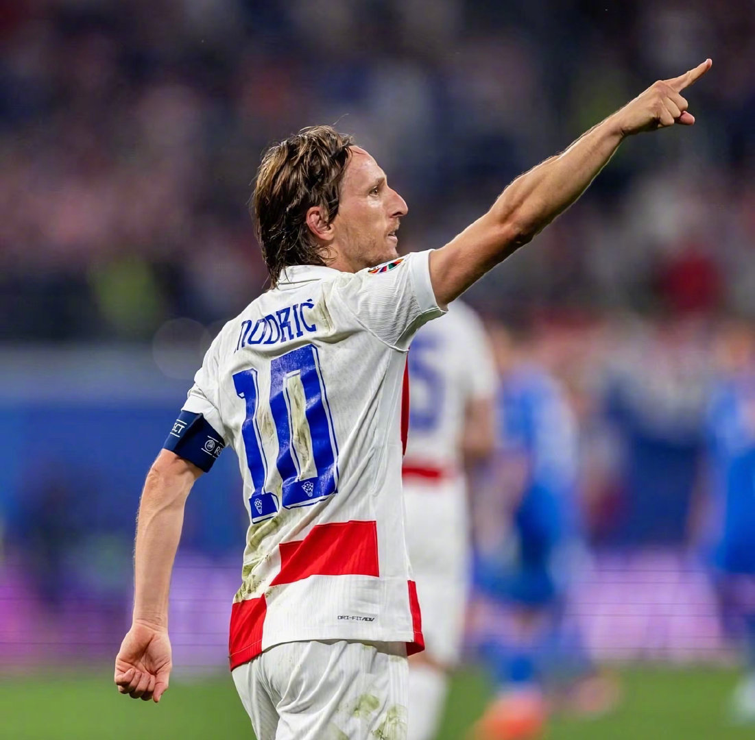 温家宝：球迷的呐喊让我们充满动力，场下我也会跟着他们唱歌