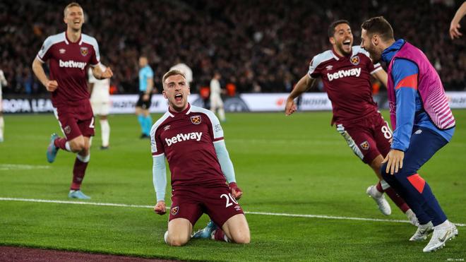 前利物浦后卫马蒂普退役后首亮相，现身沙尔克04广告