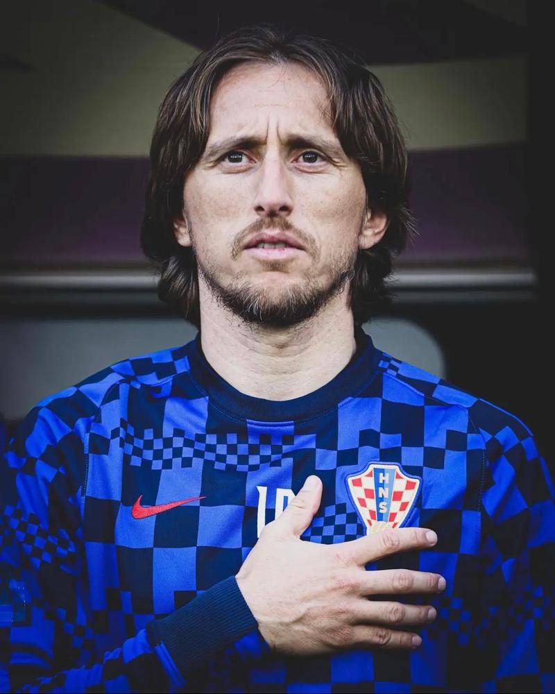 记者晒视频：钟义浩现场观看海牛比赛，海牛进球后他兴奋鼓掌