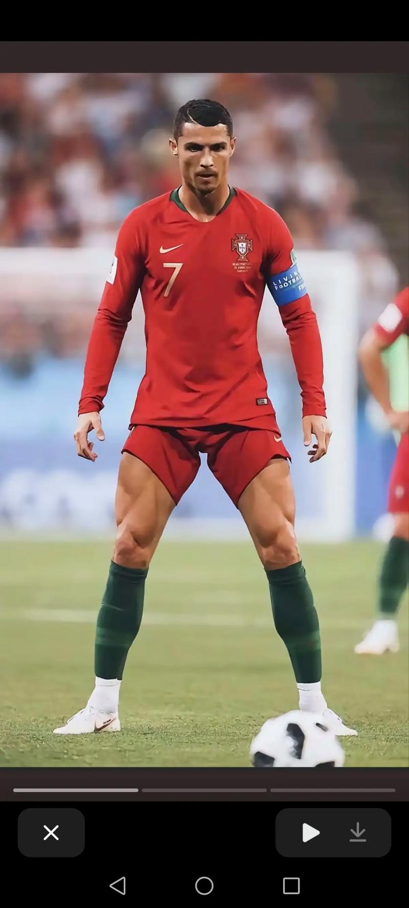 斯洛特执教利物浦遭遇挑战，进攻防守问题突出，萨拉赫争议，压力倍增。